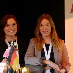 Mareen Hilbring und Lena Flecke gemeinsam auf der Messe „Deutschland Arbeitet“